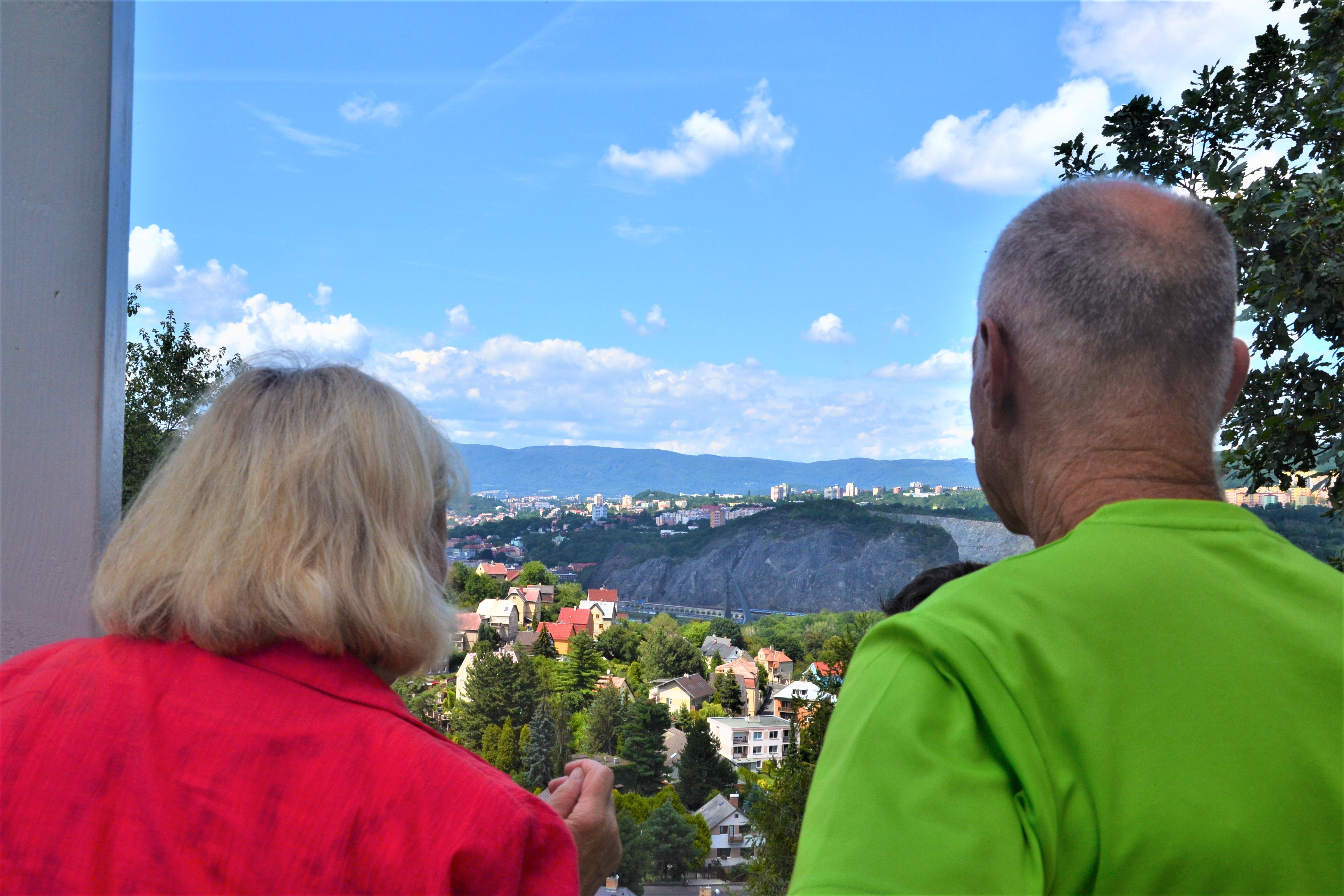 20200727 vyhl4 | WebJET CMS Pár hledící na město