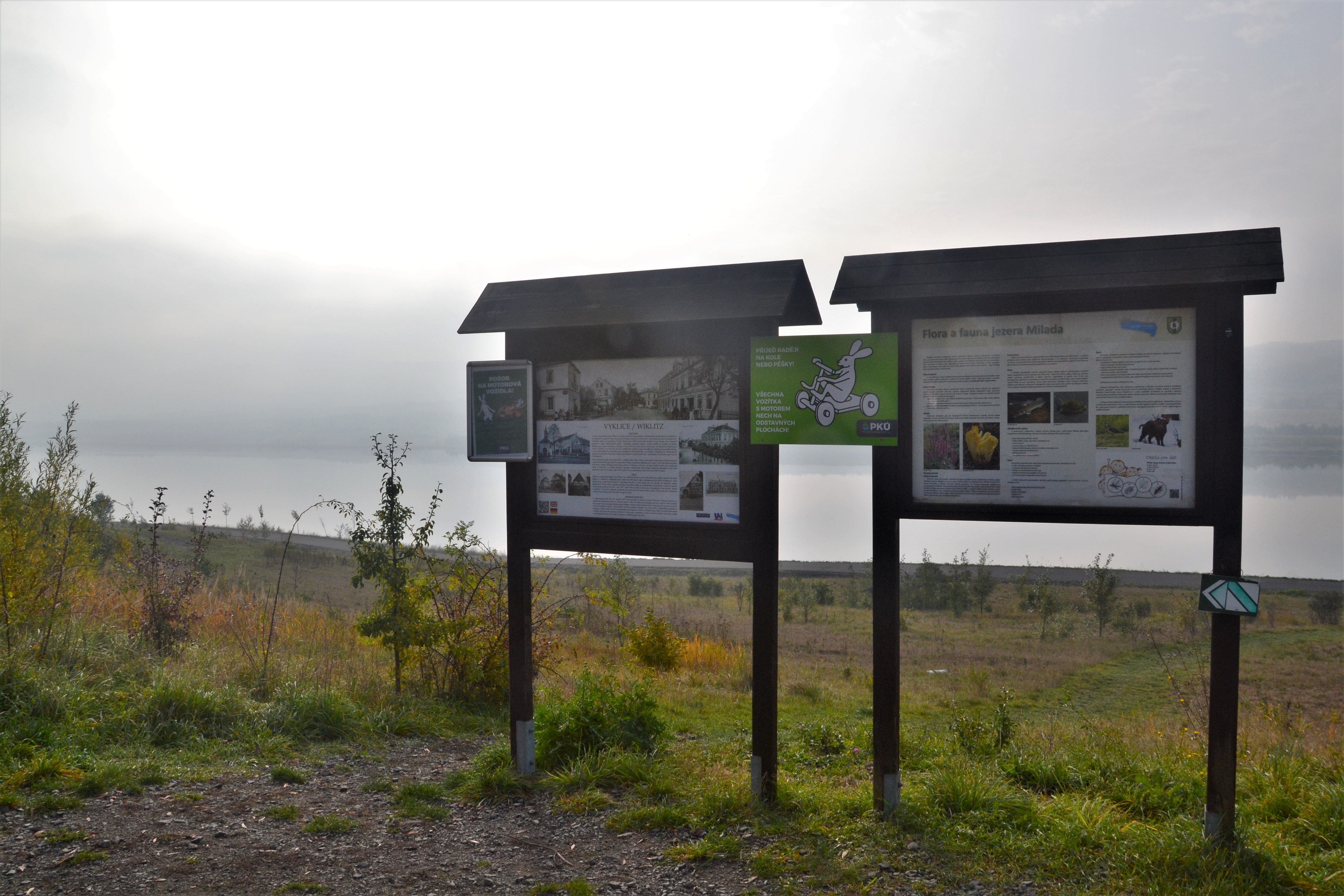 Cedule na&nbsp;Miladě.