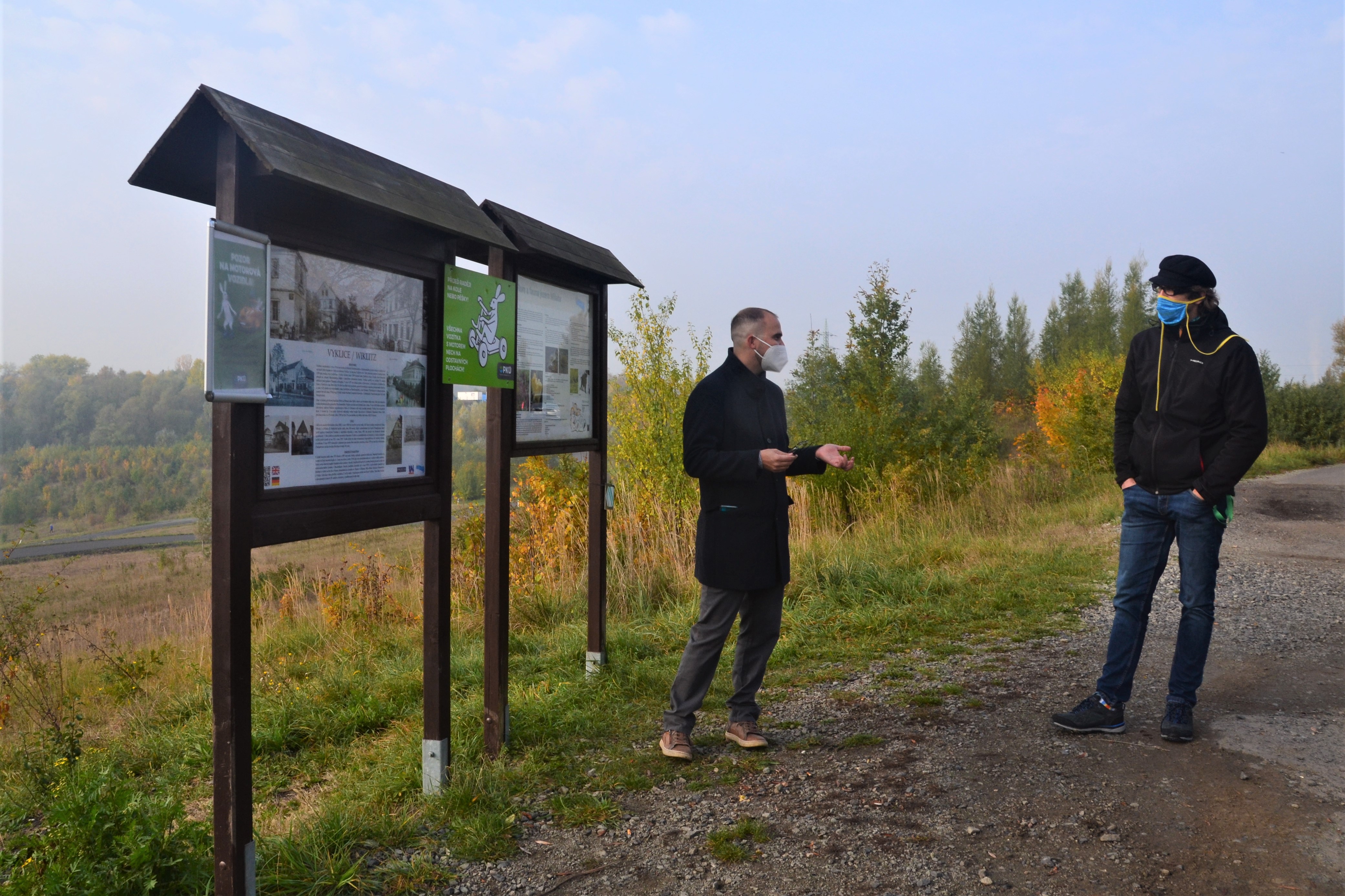 Náměstek Vlach a&nbsp;historik Krsek u&nbsp;cedule na&nbsp;Miladě.