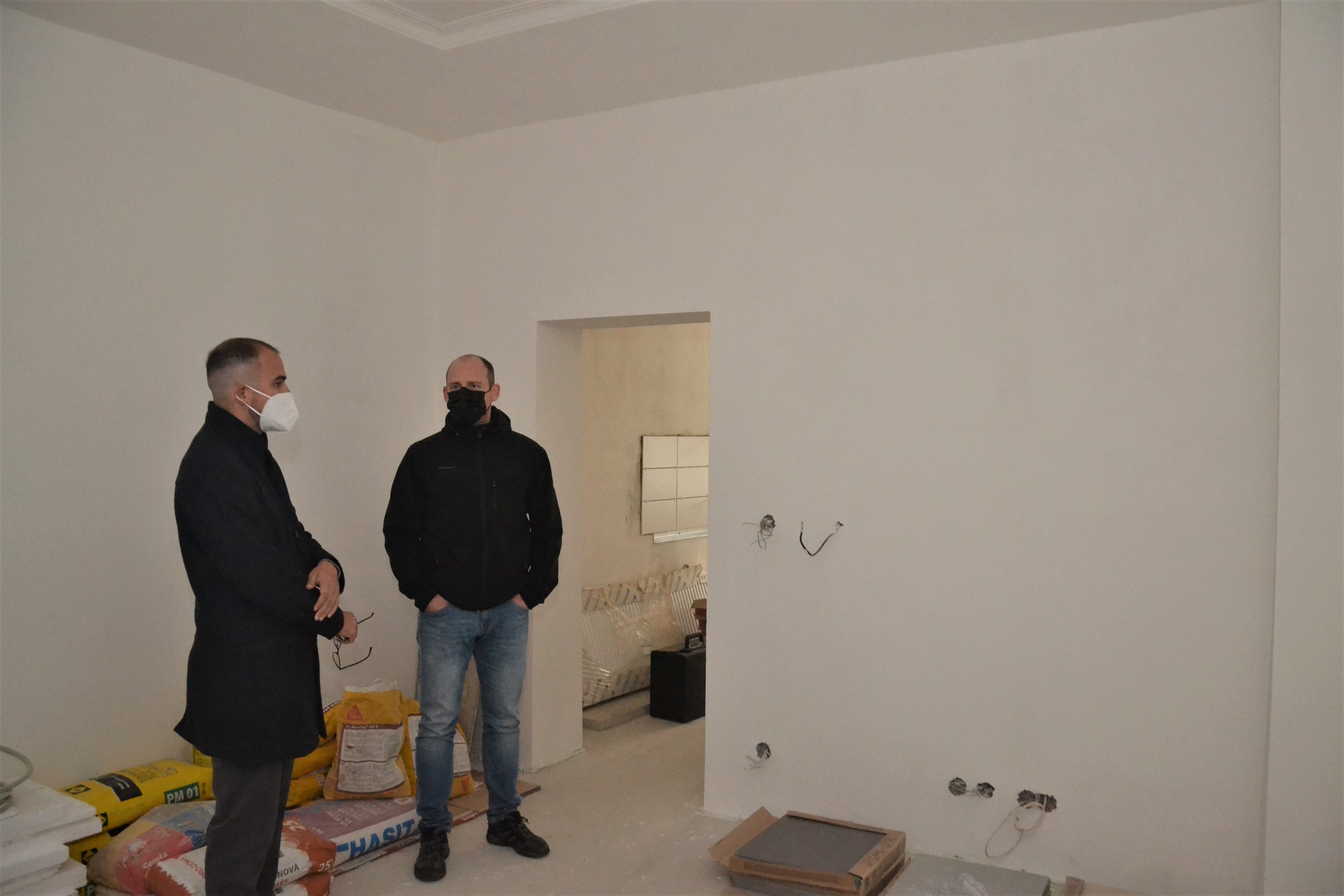 Náměstek Vlach na prohlídce krizových bytů.