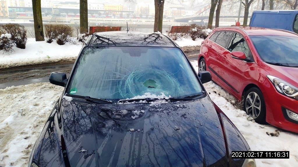 auta poškozená ledem