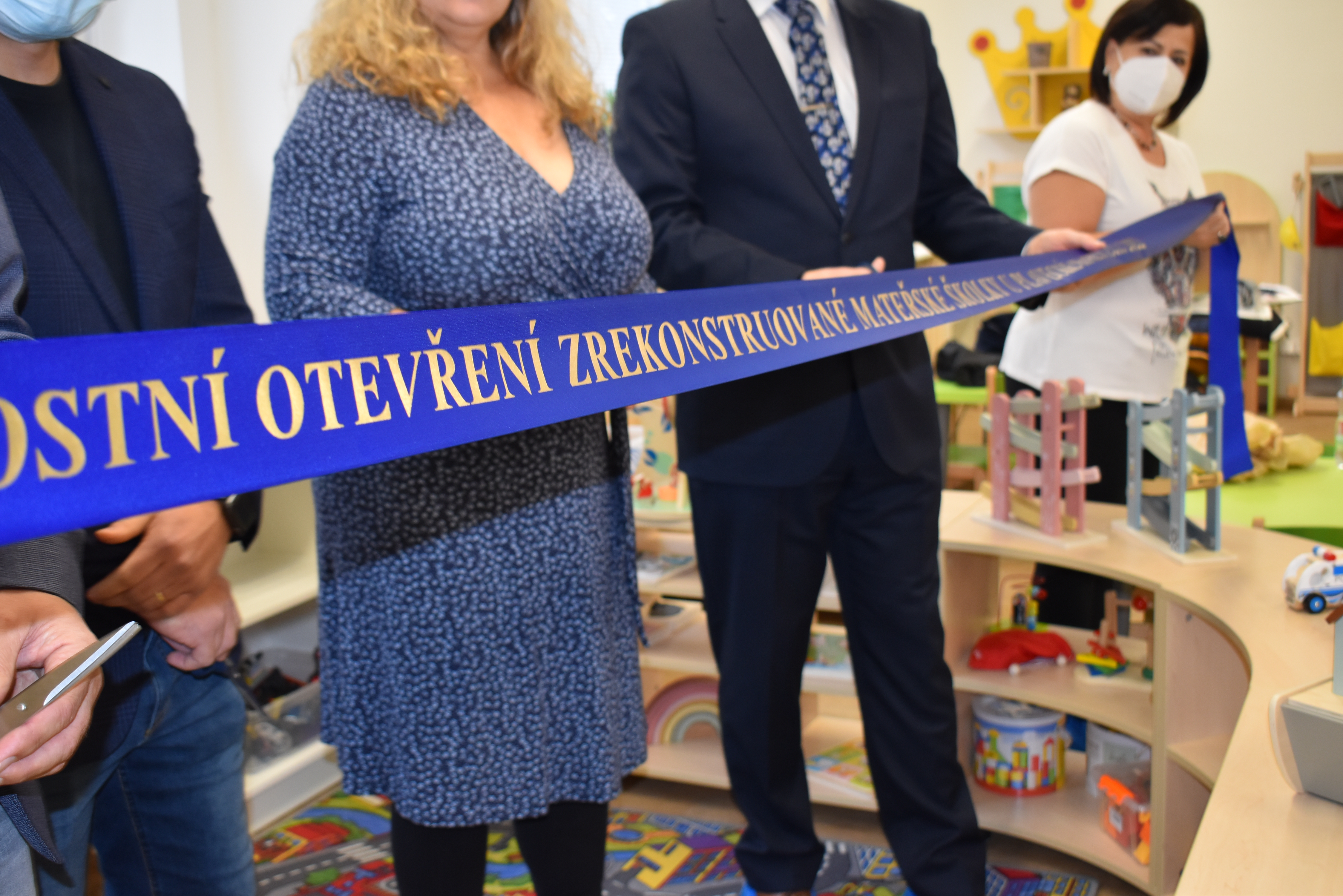 MŠ U Plavecké haly – stříhání pásky