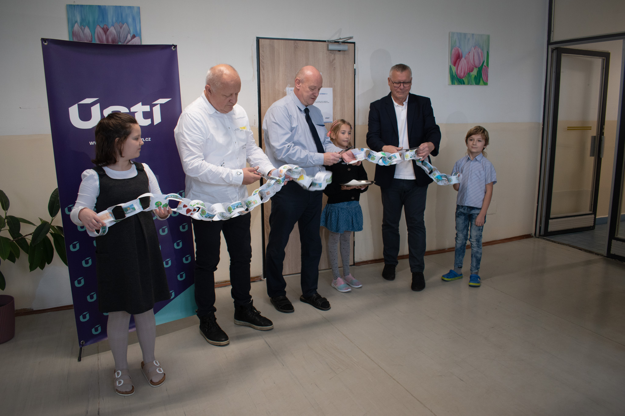 dsc 0116 | WebJET CMS Přestřihnutí pásky před učebnou IT