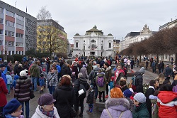 Návštěvníci na Lidickém náměstí