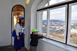 Dlouhonozí skřítci čekali na děti i ve vyhlídkové věži na Větruši