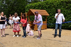 Slavnostní přestřižení pásky na&nbsp;novém dětském hřišti v&nbsp;areálu Větruše