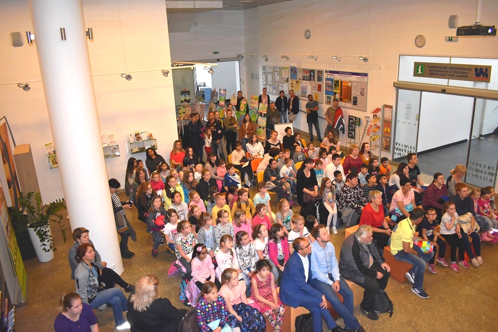 tabak 08 | WebJET CMS Zaplněné informační středisko při vyhlášení výsledků výtvarné soutěže