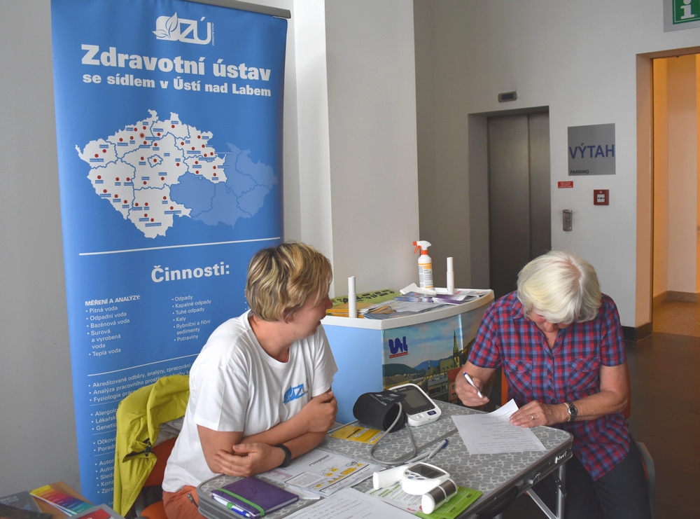 Měření a poradenství u stánku Zdravotního ústavu se sídlem v Ústí nad Labem