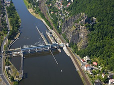 Letecký pohled na řeku Labe a Masarykova zdymadla.
