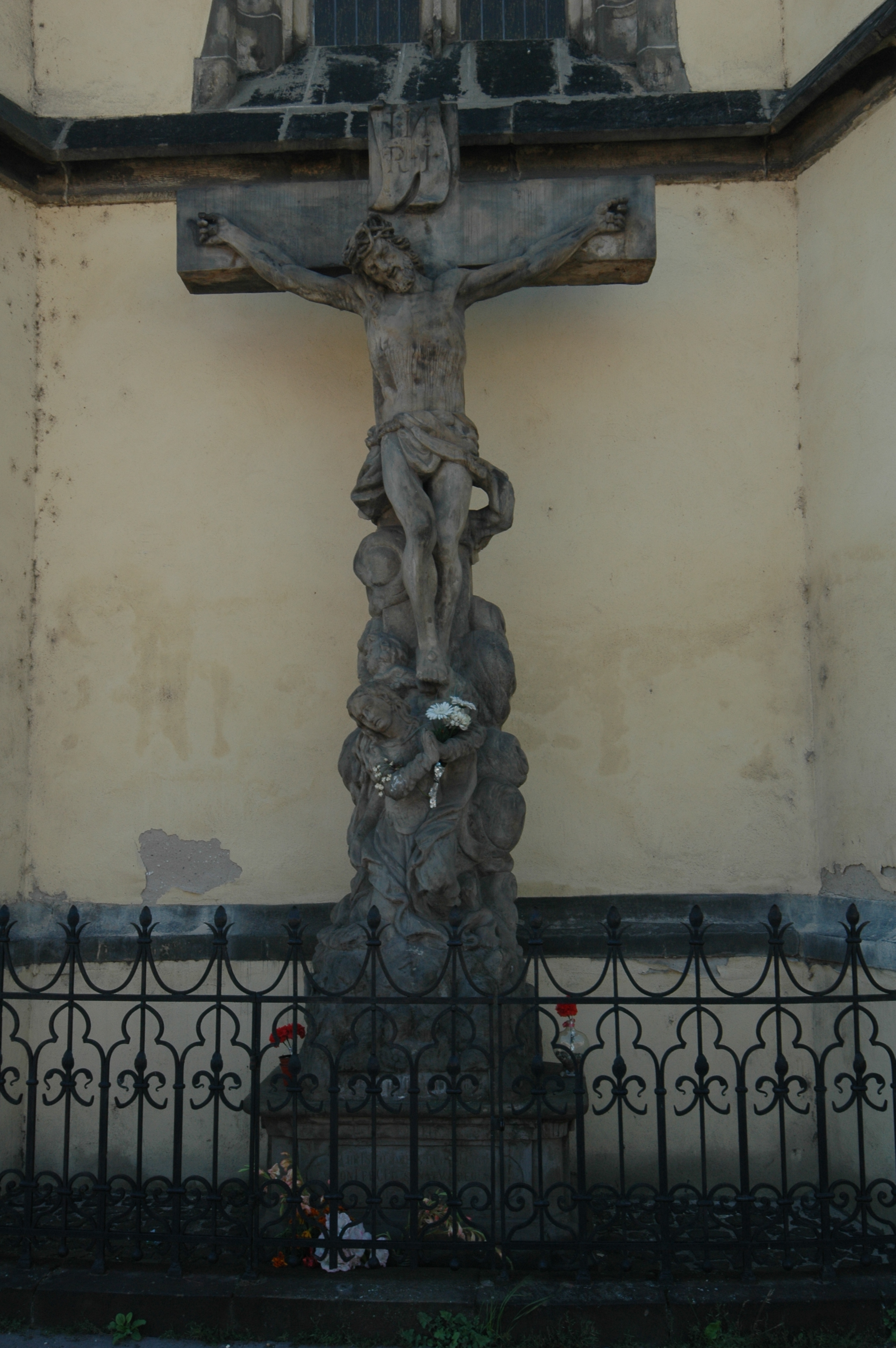 Kamenný krucifix s Maří Magdalenou