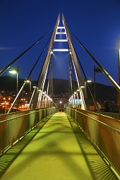 Osvícený Mariánský most.