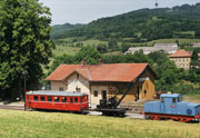 Historický motorový vlak jezdící do Zubrnic.